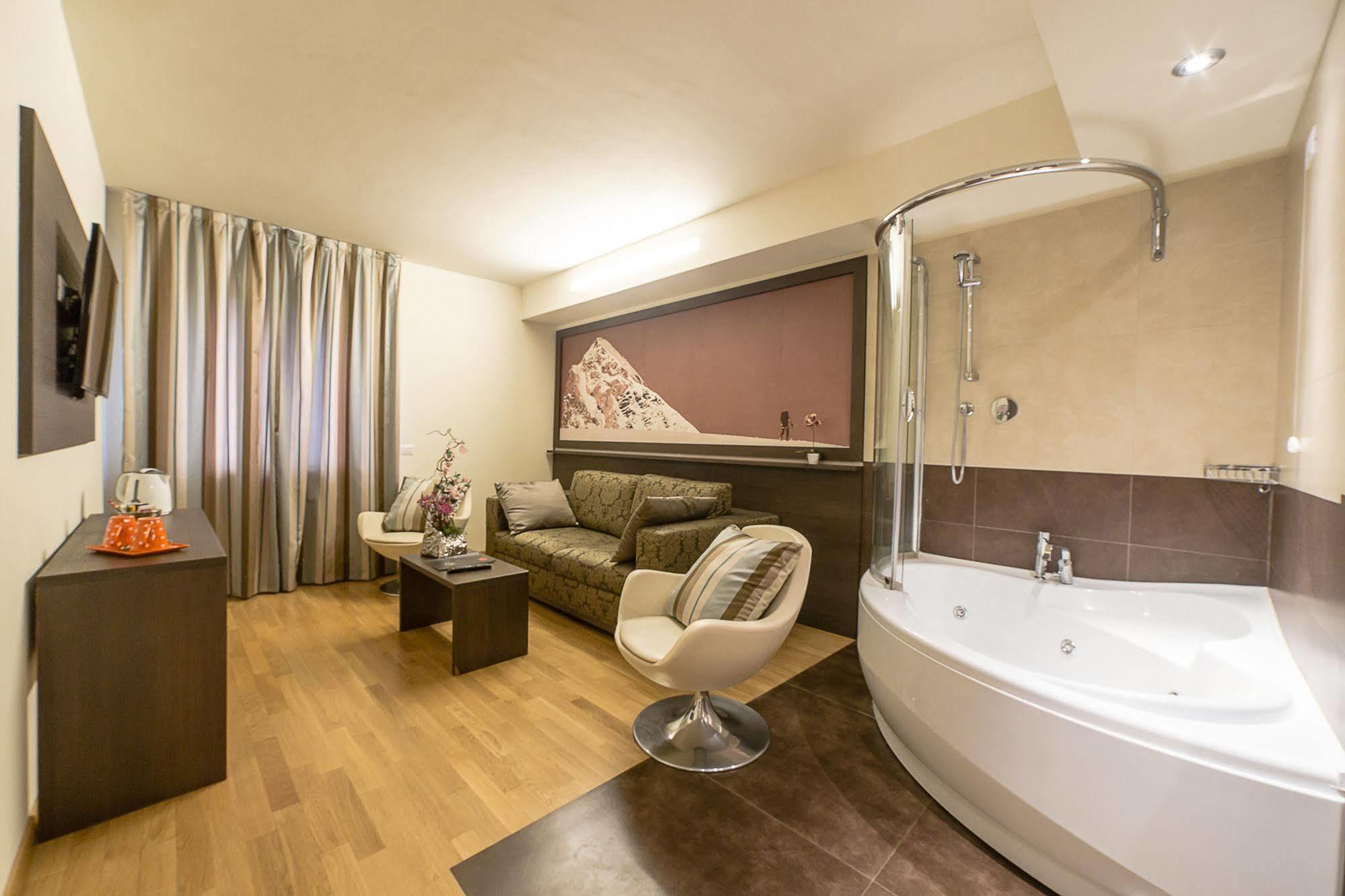 Hb Aosta Hotel & Balcony Spa Bagian luar foto