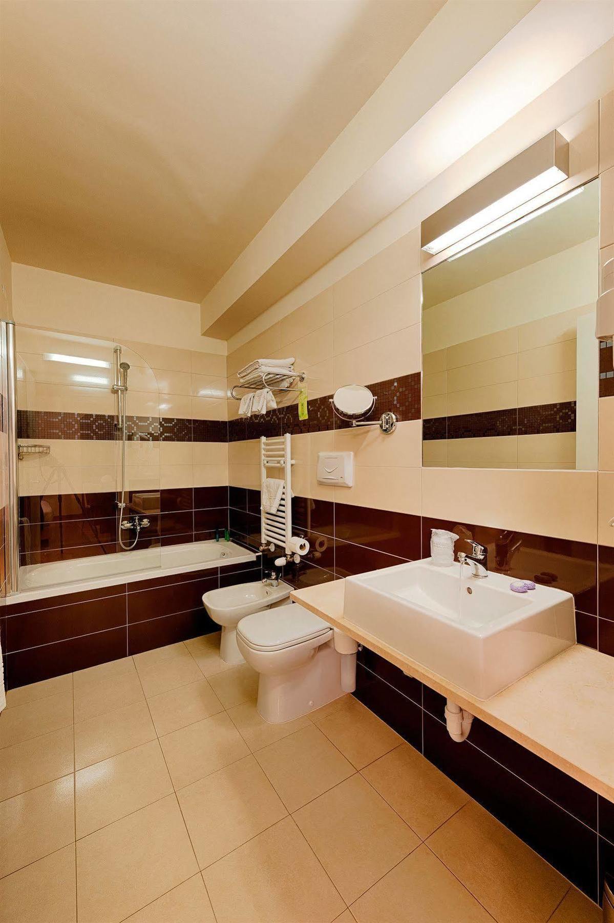 Hb Aosta Hotel & Balcony Spa Bagian luar foto